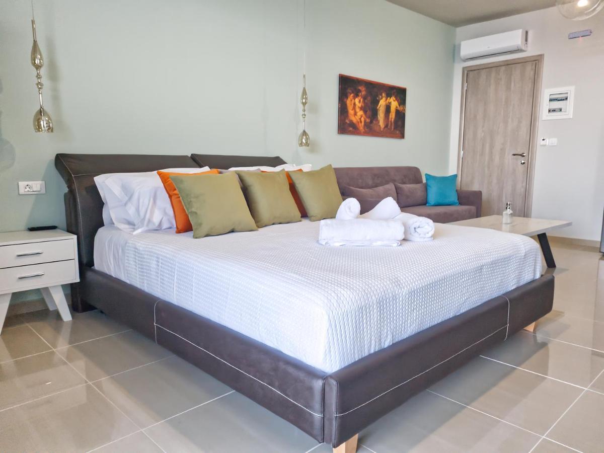 Epipleon Luxury Suites -105- Δωμάτιο 35Τμ Με Βεράντα 35Τμ Μπροστά Στη Θάλασσα นาฟปาคตอส ภายนอก รูปภาพ